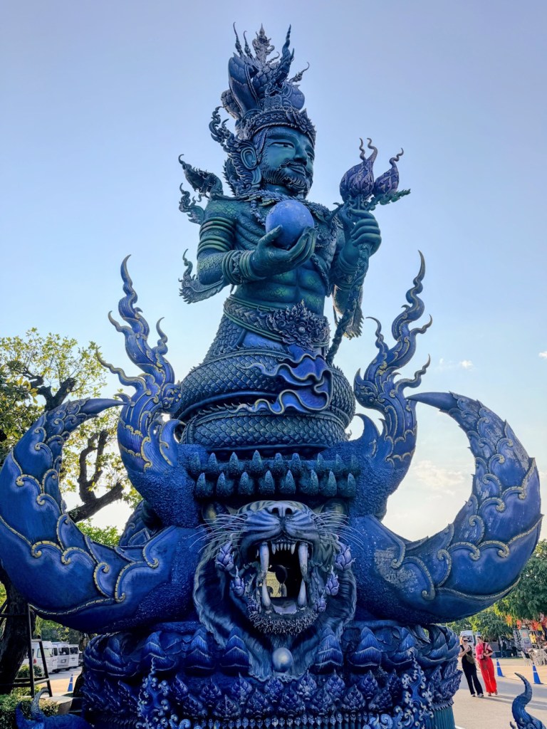 blue-temple-chiang-rai