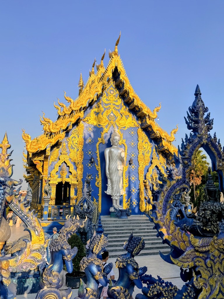 blue-temple-chiang-rai