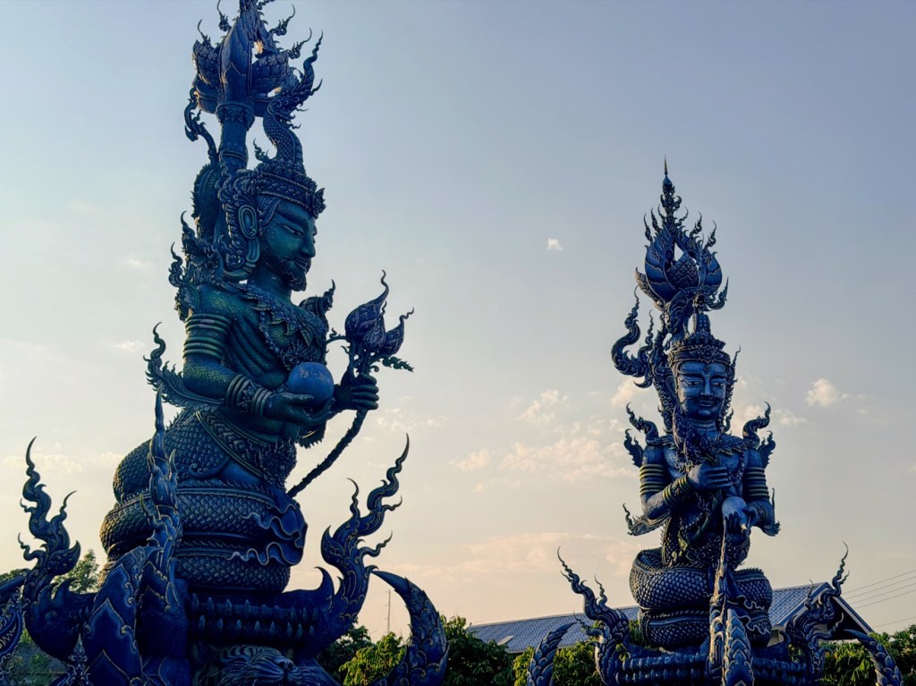 blue-temple-chiang-rai