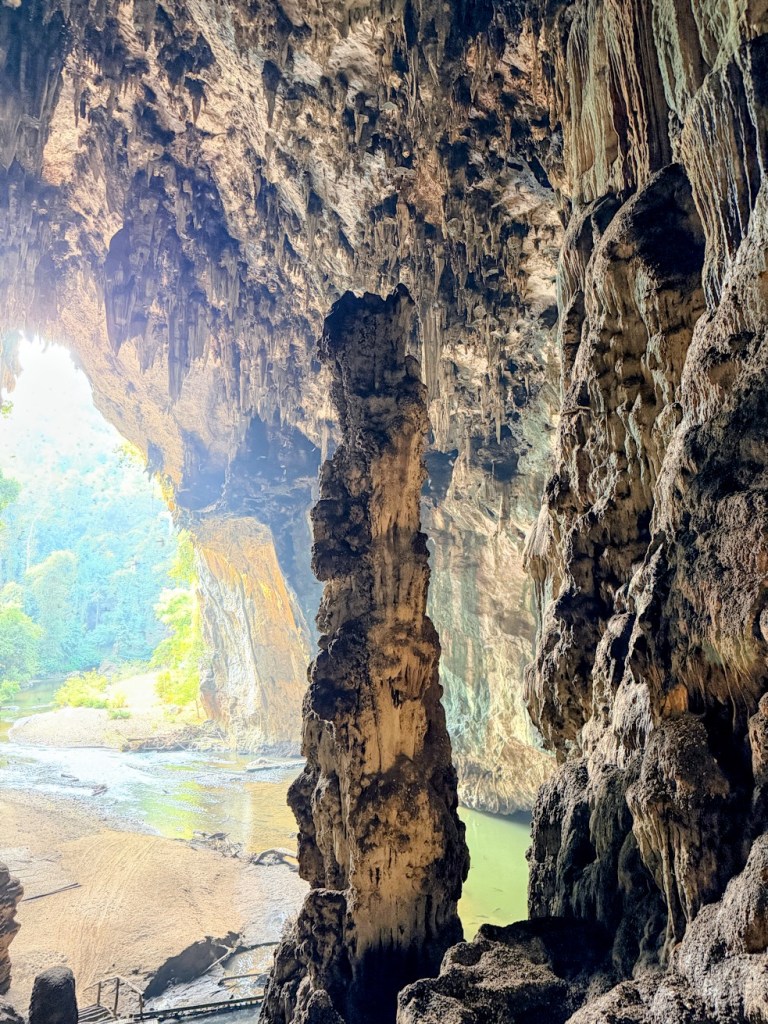 pai-nam-lod-cave-bats